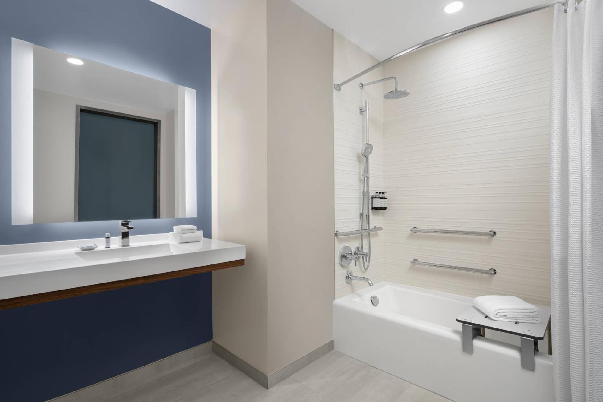 Queen Room with Two Queen Beds with Adapted Tub and Ocean View - Mobility Accessible